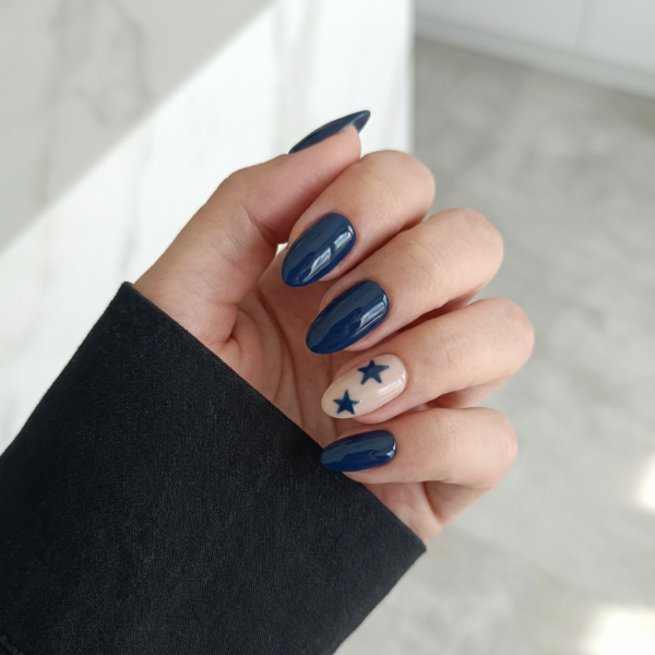 Firefly_Gemini Flash_colocar las uñas en una mano posando de forma delicada, la mano se debe ver en primer 303837 (3) Moonlight