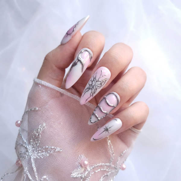 Firefly_Gemini Flash_colocar las uñas en una mano posando de forma delicada, la mano se debe ver en primer 368218 Pixie