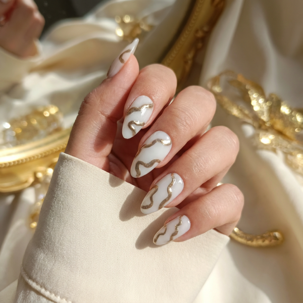 Firefly_Gemini Flash_colocar las uñas en una mano posando de forma delicada, la mano se debe ver en primer 573460 Goddess