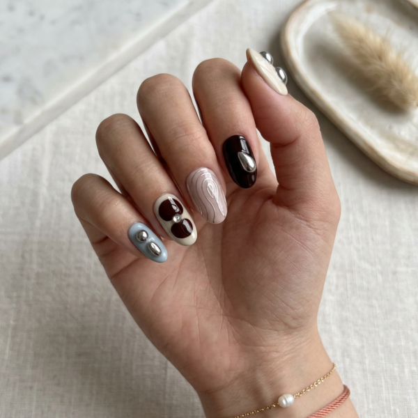 Firefly_GeminiFlash_en la imagen de referencia hay un set de uñas press on. Necesito que pongas esas uñas 104011 Eclectic