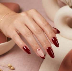 Firefly_GeminiFlash_en la imagen de referencia hay un set de uñas press on. Necesito que pongas esas uñas 227862 (3) Love