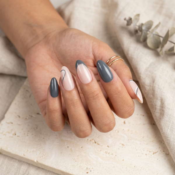 Firefly_GeminiFlash_en la imagen de referencia hay un set de uñas press on. Necesito que pongas esas uñas 251941 Suits